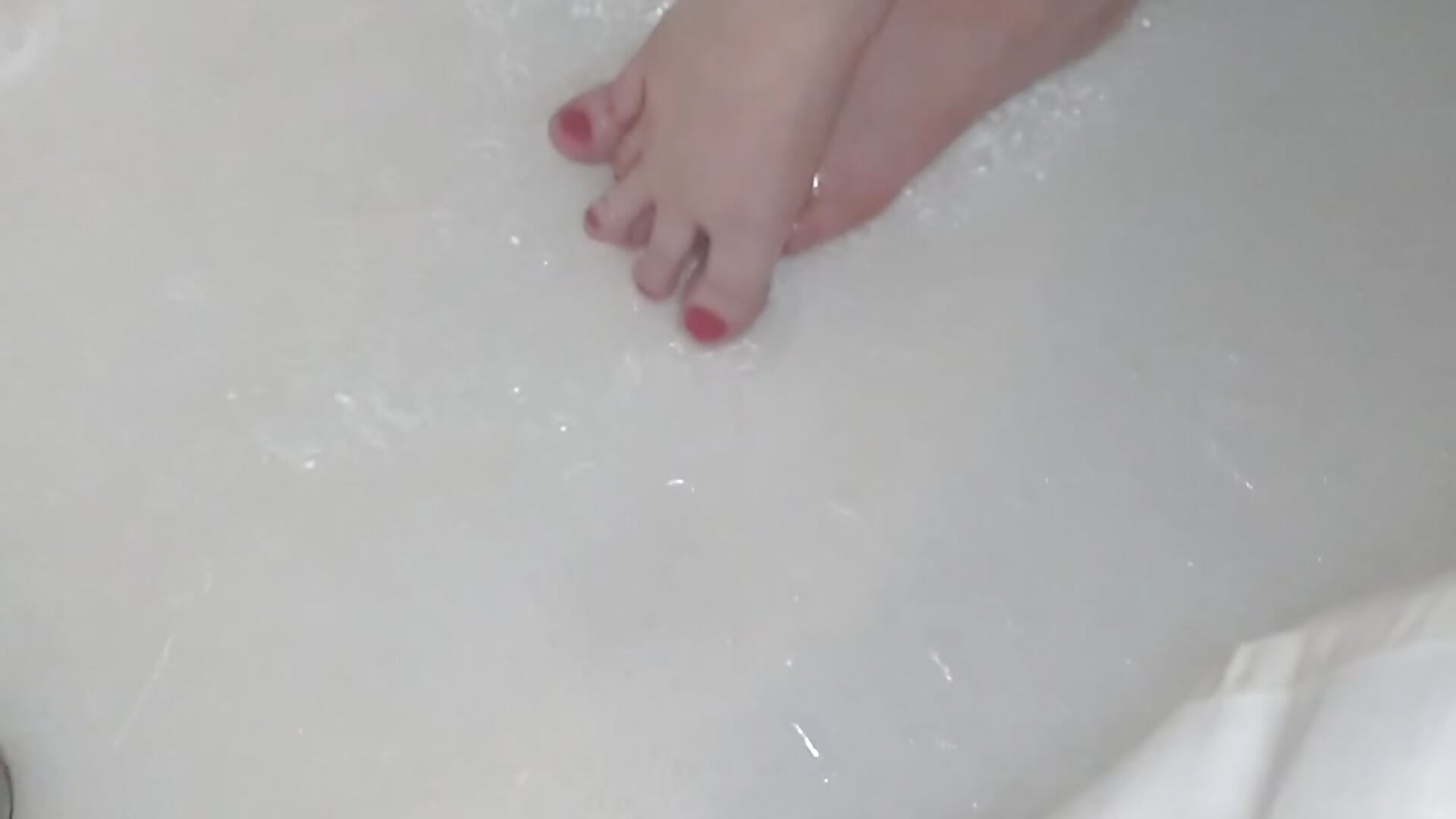 Little red toe nails in the steamy hot shower <3 - video di Snowbunnycake_131 modella di cam