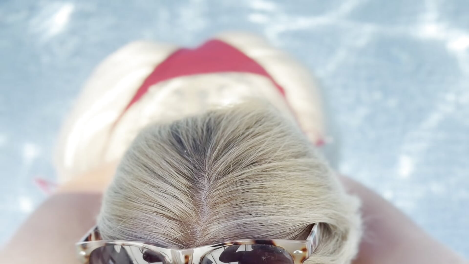 En la piscina 🙈 – video od webkamerové modelky MariaMeir