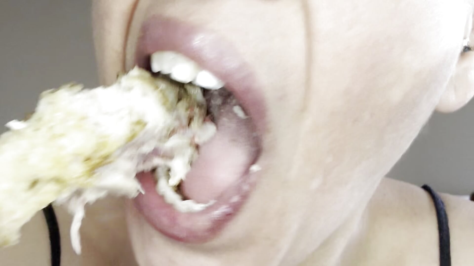 CUSTOM: eating chicken legs wildly, showing mouth, uvula and teeth (natural face) - vidéo du modèle de showcams emprexkala