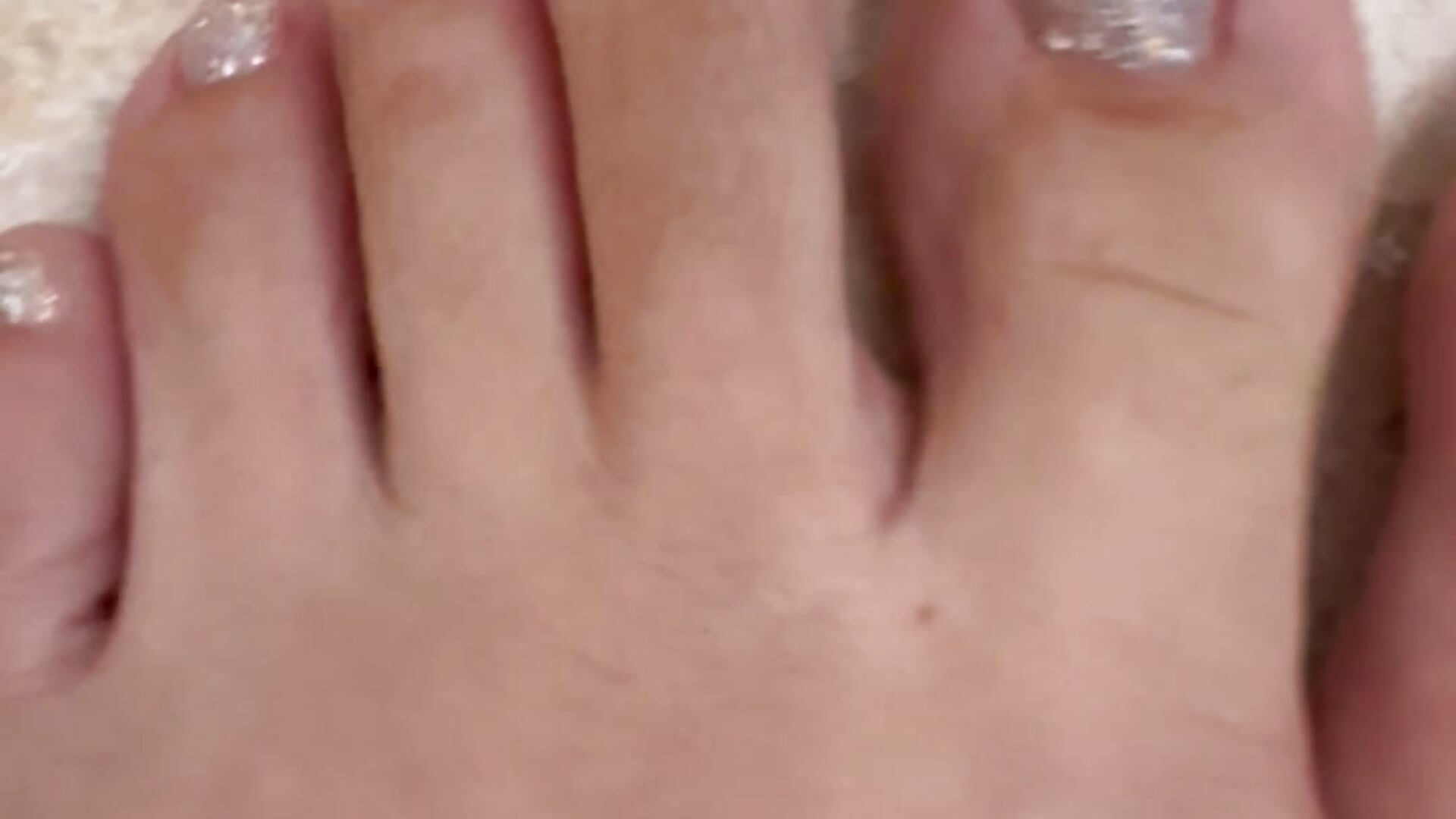 ma questi peli sull’aluce me li dovrei levare secondo te?😂should I remove the hair from my big toe? - clip cu emprexkala model videochat