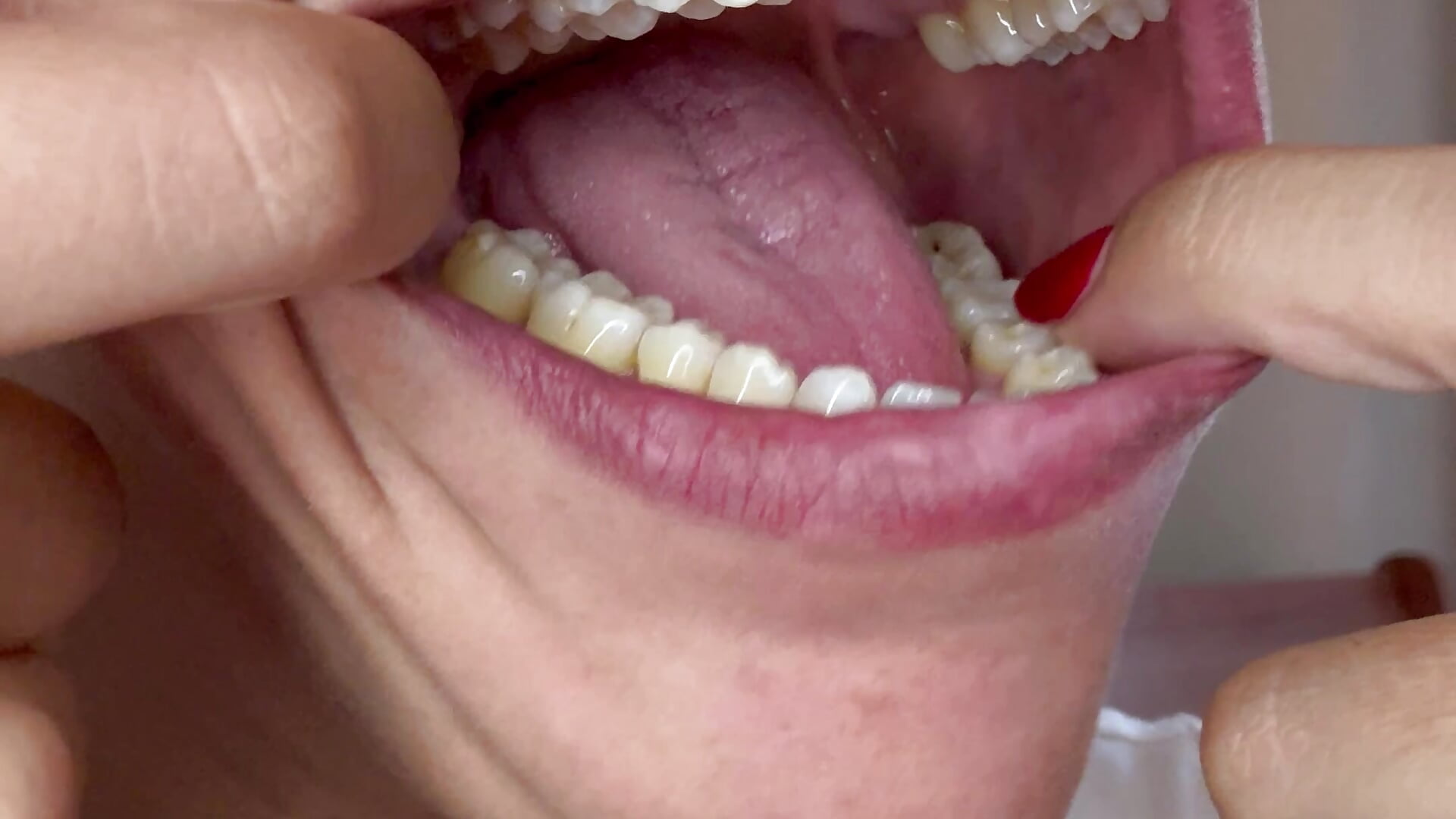 EXCLUSIVE: close up mouth & teeth tour ( this is for the mouth & teeth fetish people)❤️ - video od modelky/modela emprexkala