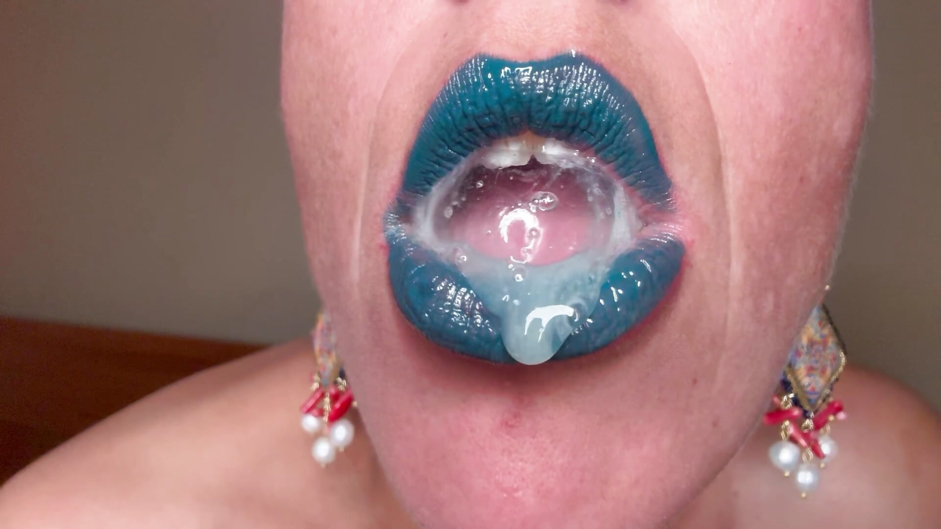 💥EXCLUSIVE CONTENT💥thick spit & cum play with my mouth / blue lipstick - Video von emprexkala Cam-Model