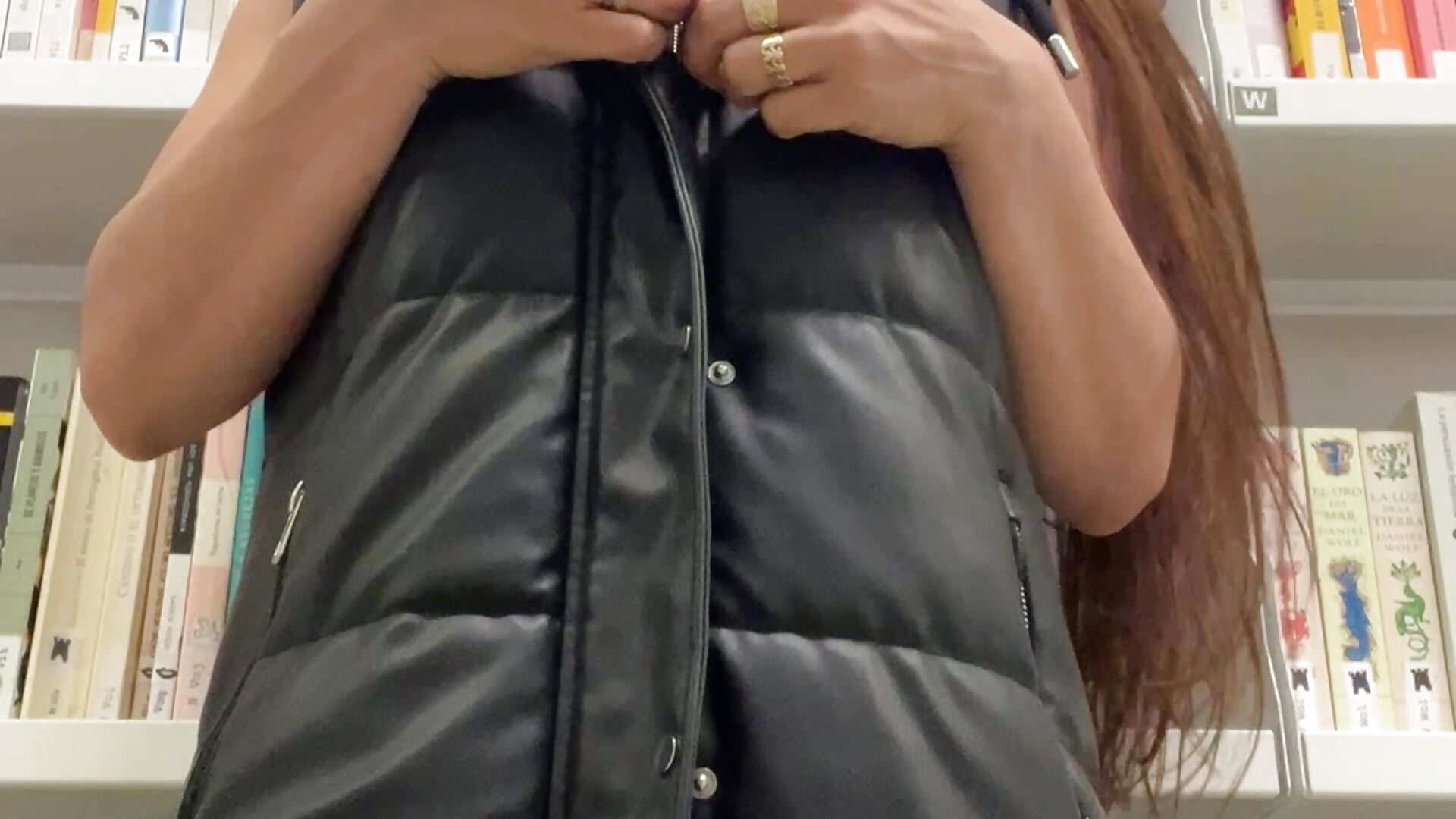 Topless at public library 📚 mis senos te dicen hola desde la biblioteca - video by angelitasexy81 cam model