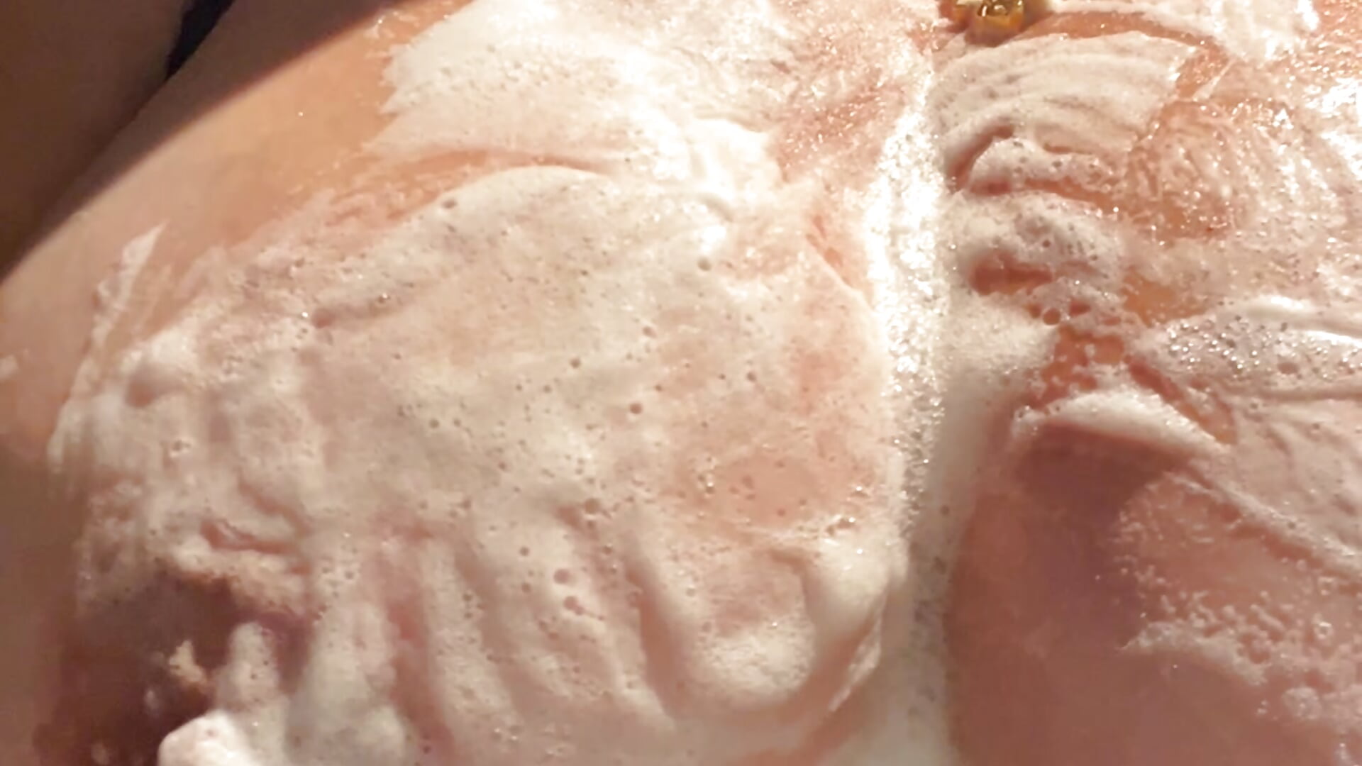 Spitting my tits and rubbing my clit at gym showe🥵 escupiendo mis senos mientras masturbo en el gym - video by angelitasexy81 cam model