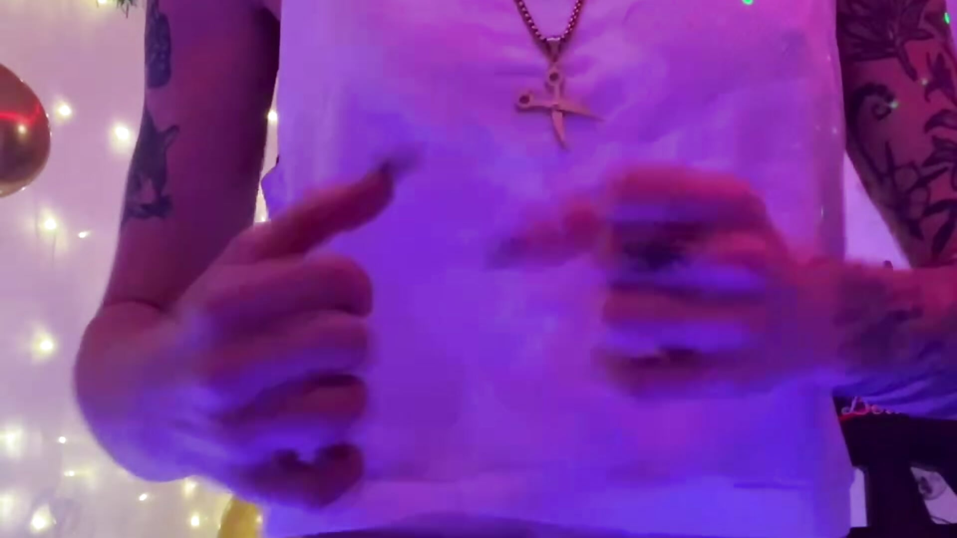 balloon popping - video by LaRouxxx cam model