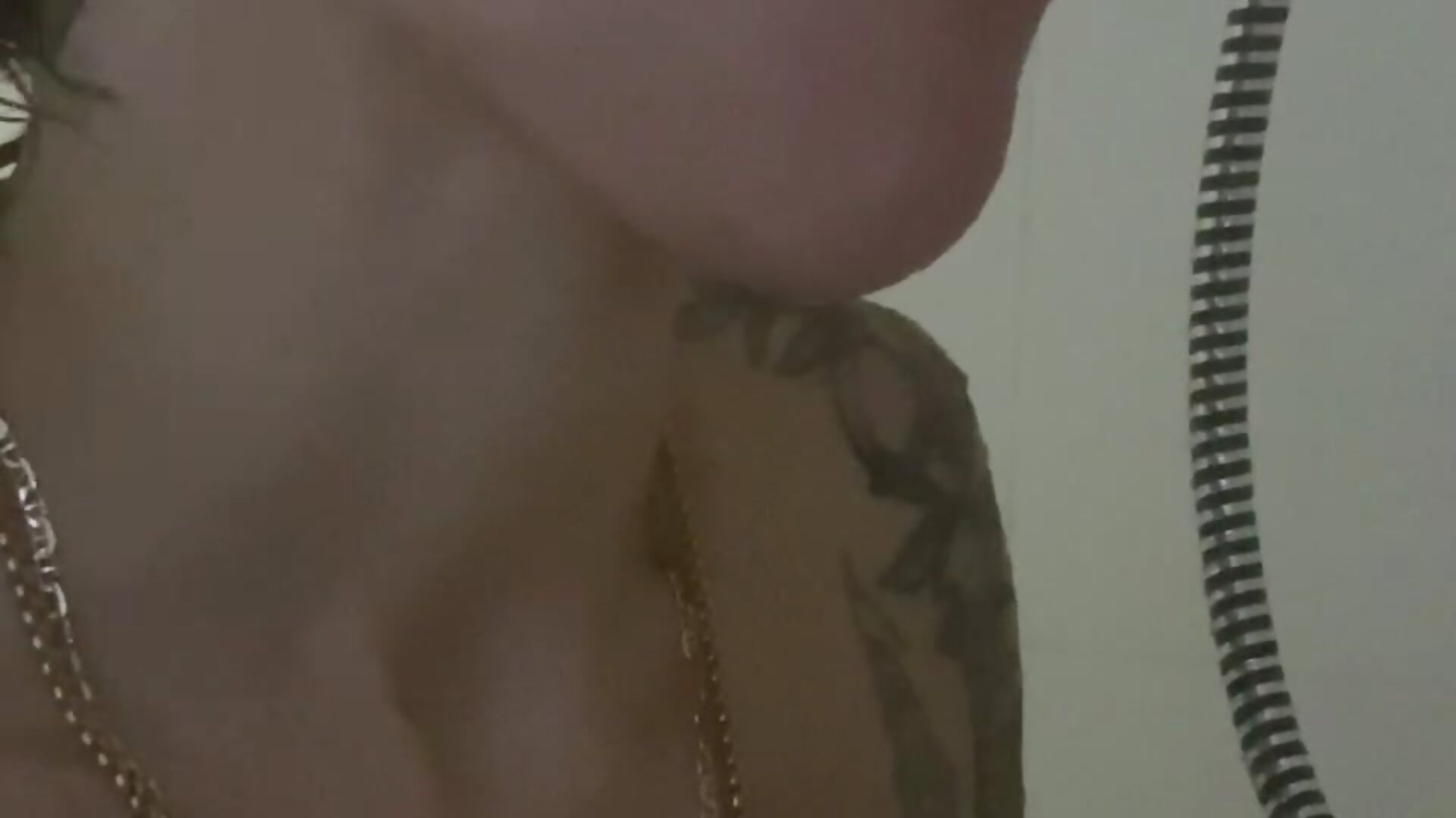 Just a little shower head ;) - video by LaRouxxx cam model