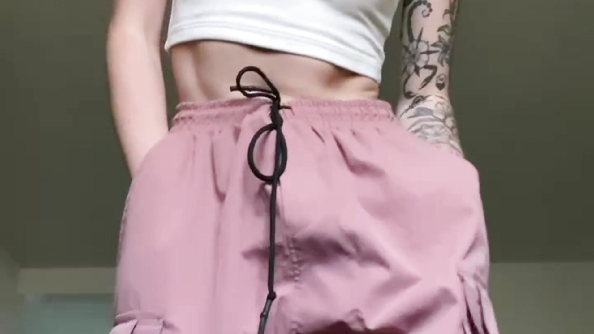 Pretty in pink - video by LaRouxxx cam model