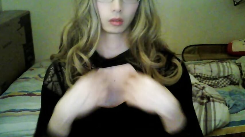 Non h Sissy Miami playing game with toy in ass - vídeo de la modelo de cam CrytinaSissyCrossdress