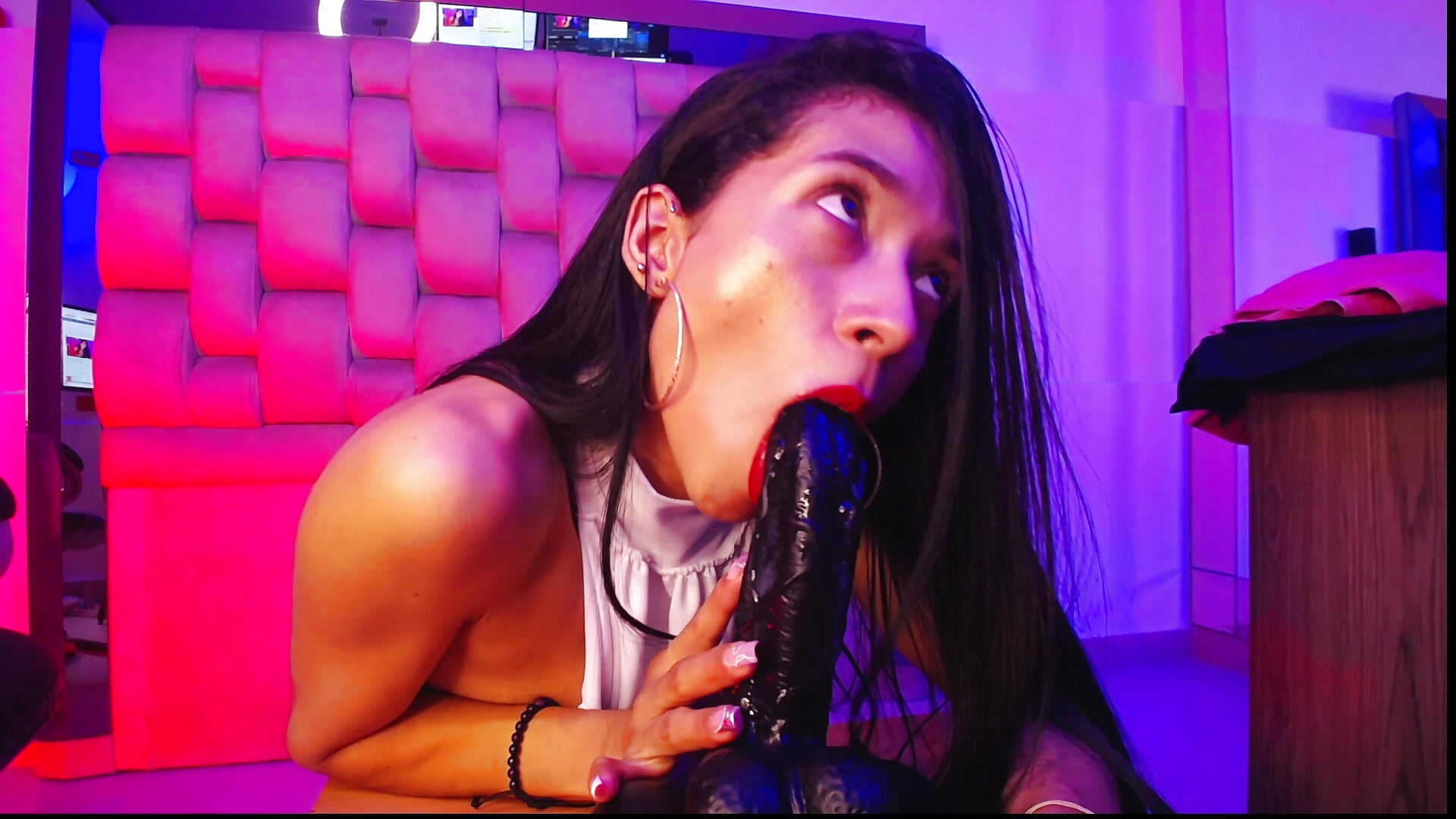 LOOK HOW RICH THIS GODDESS SUCKS IT