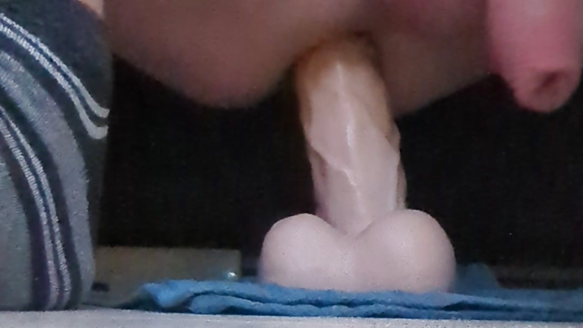 Tiefer Dildoritt – video od webkamerové modelky Nicegay1983