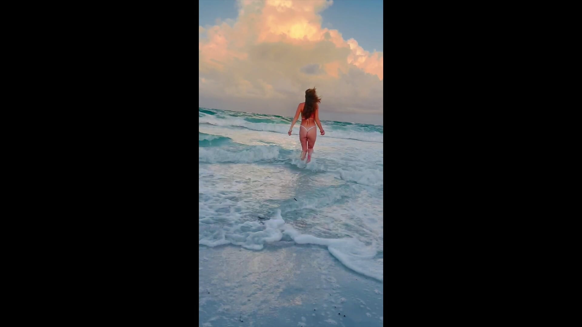 Playing in the waves – video af PrincessFreya