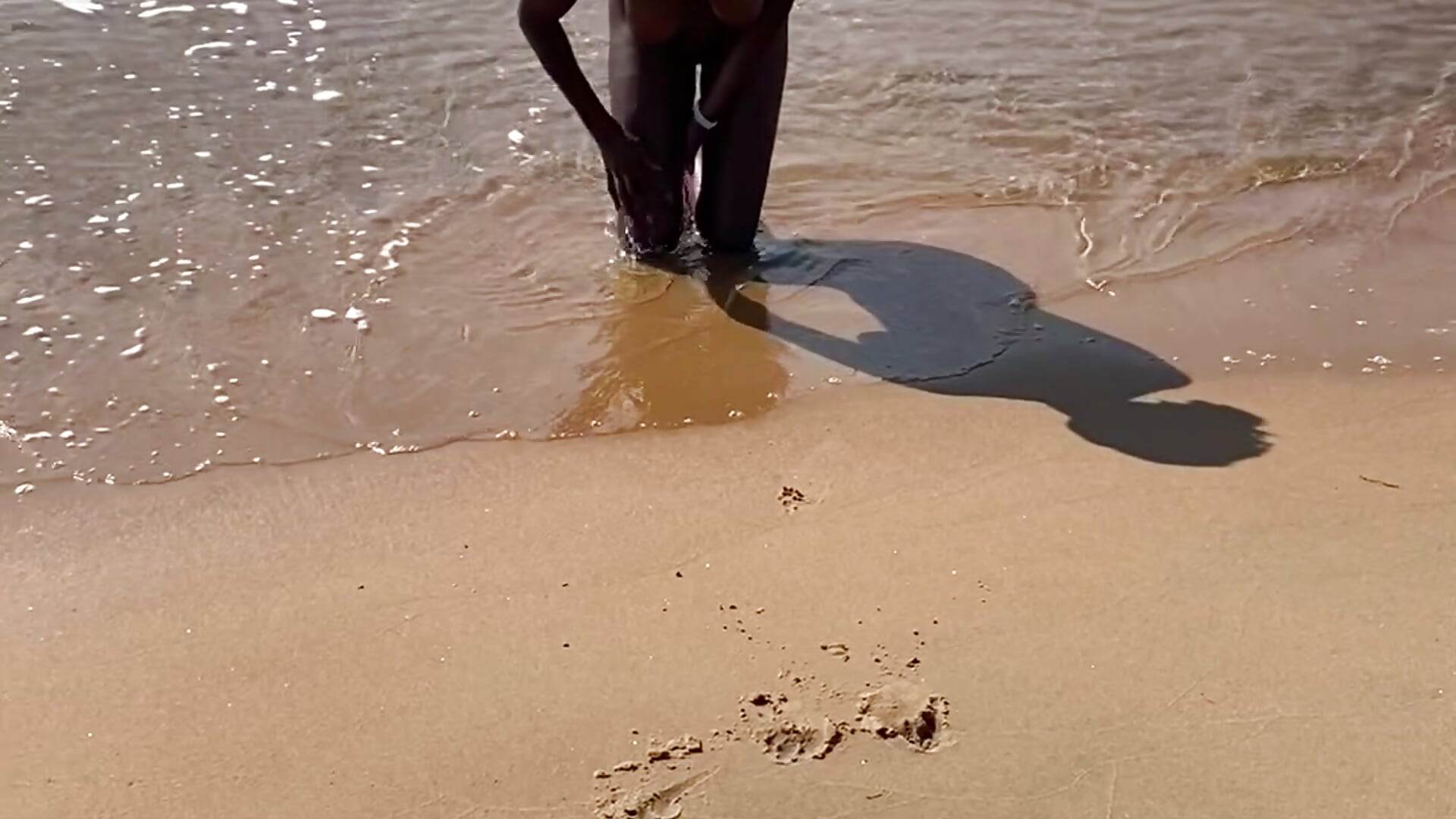 Nude bath at the beach - video by -Sonia cam model