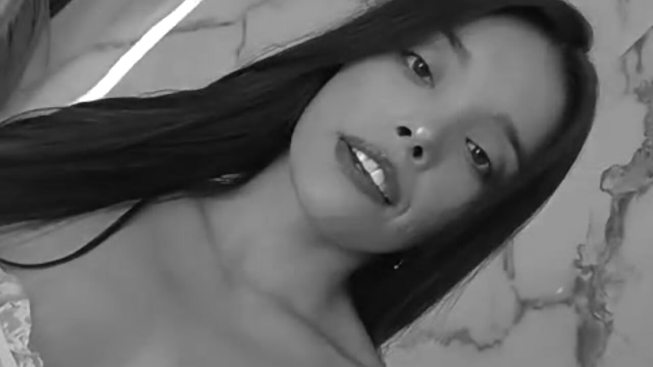 Come... my skin yearns for your attention. 🥰 - video by hannahill69 cam model