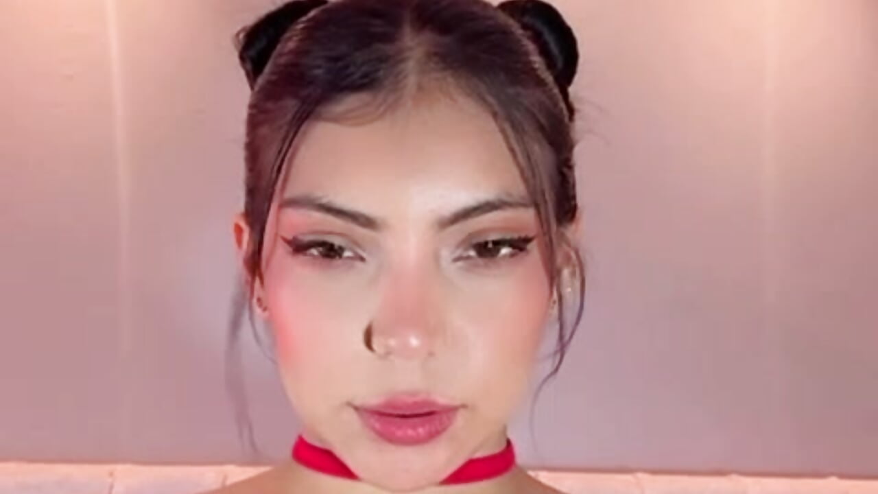a kiss for subscribing here 😘😘