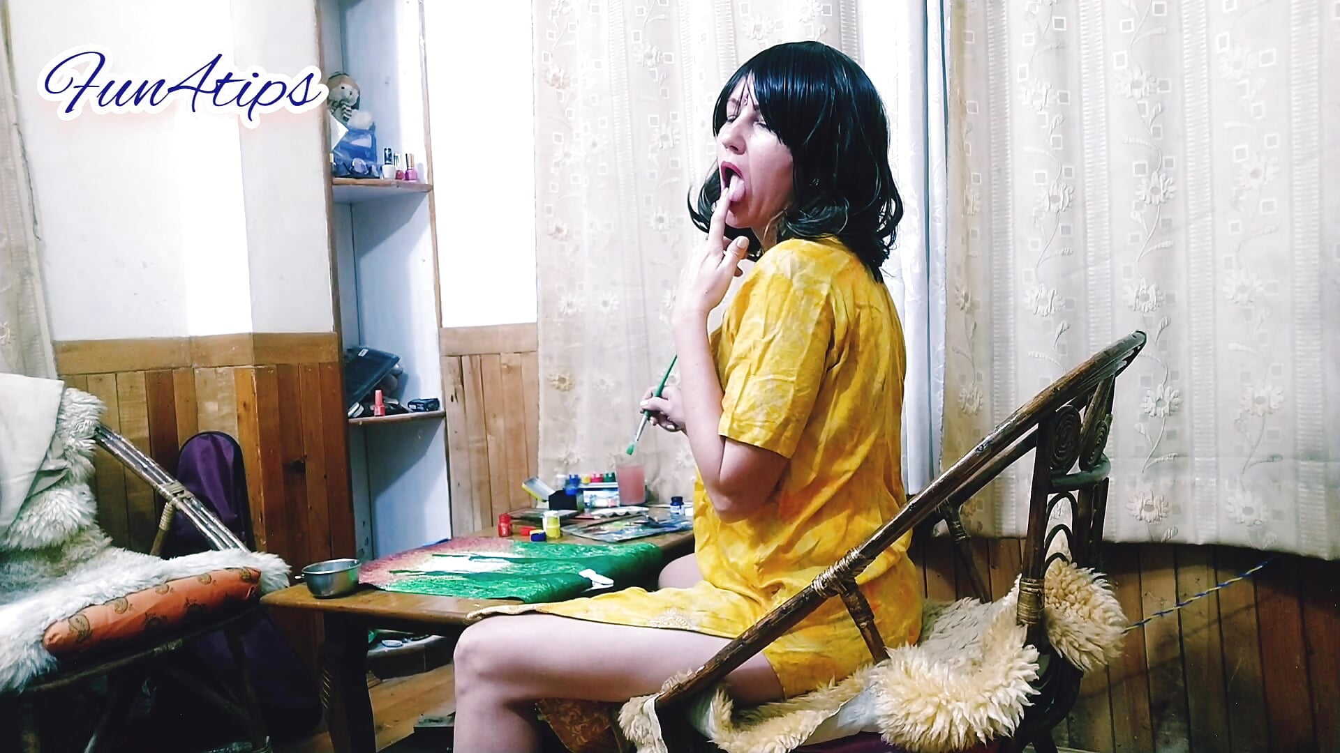 Lick Fingers Sexy In Beautiful Yellow Dress - video av FUN4TIPS cam-modell