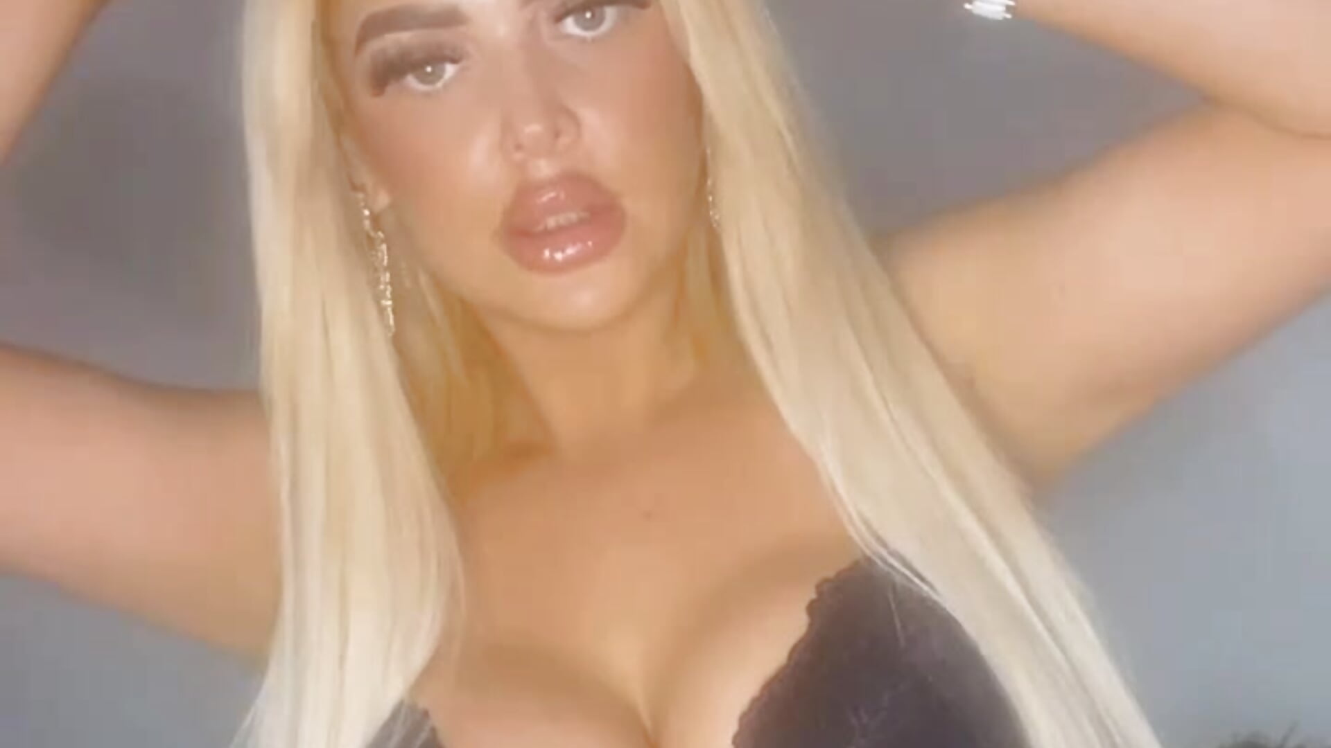 trim,A4912F85-FA27-4134-B518-ACC390D6D66E – video od webkamerové modelky Bonita_Rose