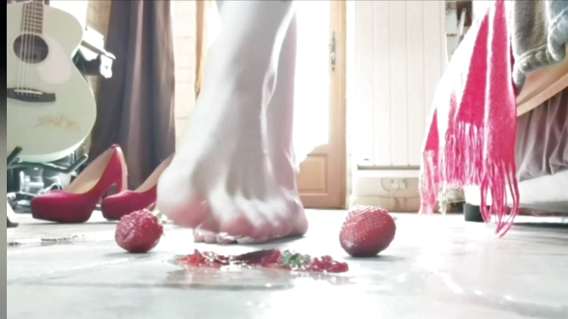 foot fetishist, I crush a banana and strawberries with my goddess feet to make mash - mylissandre 캠 모델의 동영상