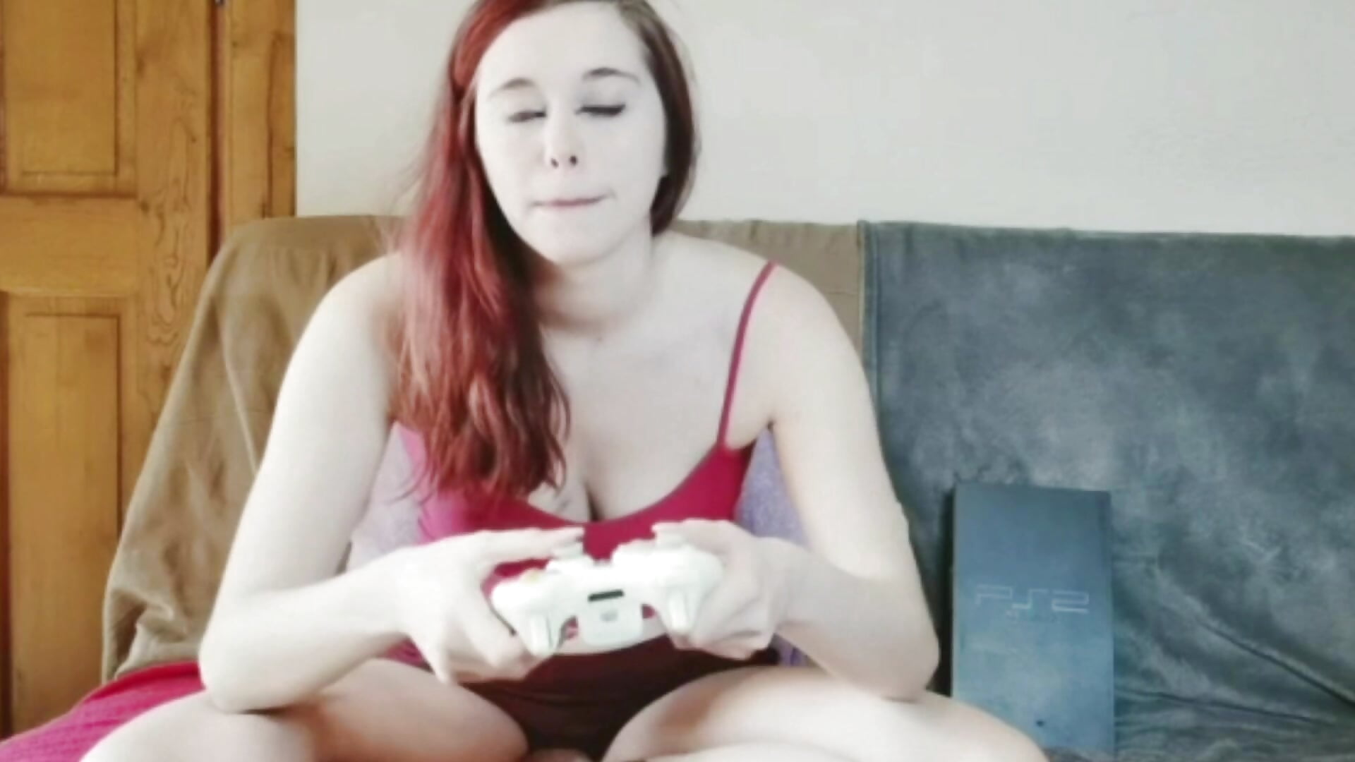a geek girl plays play but shoves the controller in her pussy - mylissandre 캠 모델의 동영상