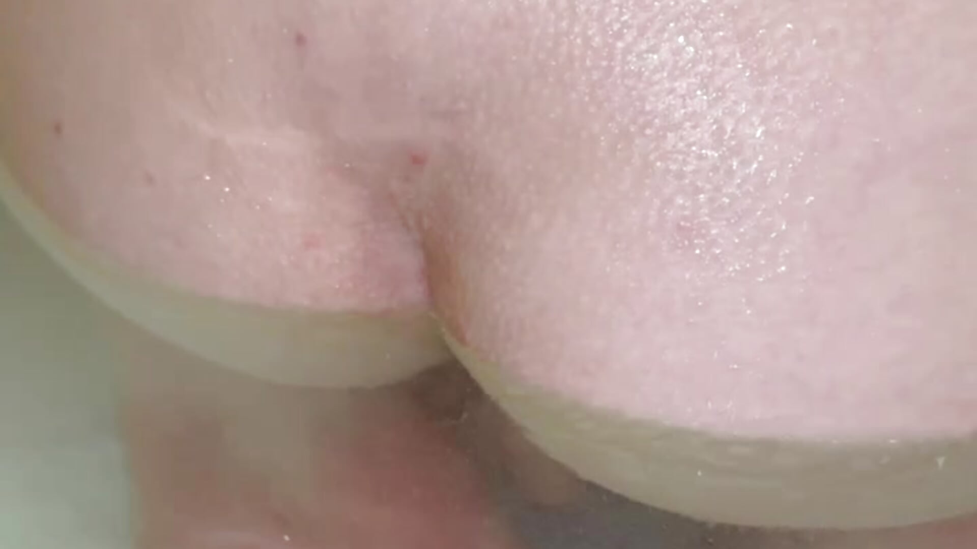 Watch my anus farting in the water