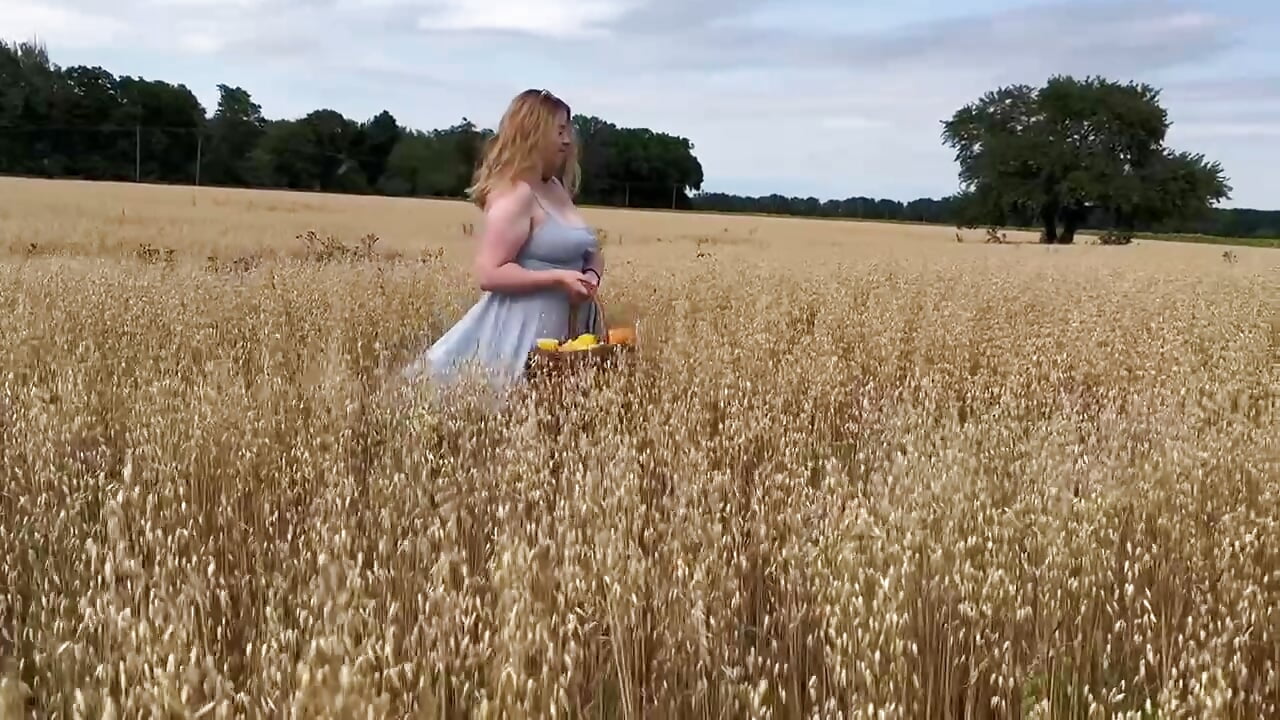 girl in the field - video di JessikaDaniel modella di cam