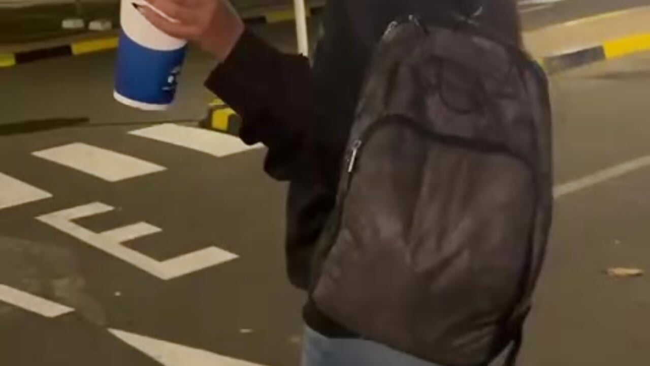 Walking naughty on the street - vídeo de la modelo de cam Alhanna_