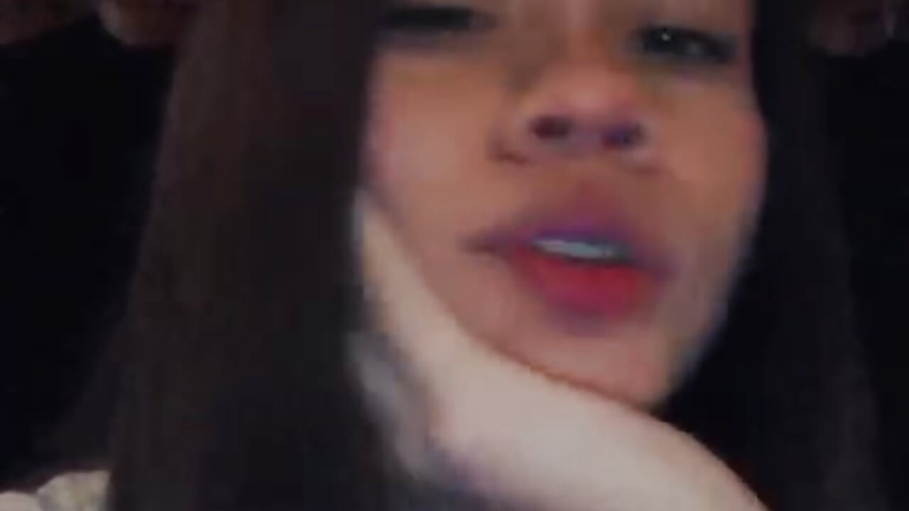 Kisses - vídeo de la modelo de cam Alhanna_