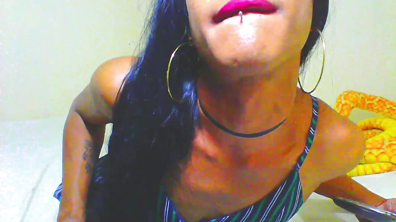 Lip bite with pircieng - video by Amy_monserrat cam model