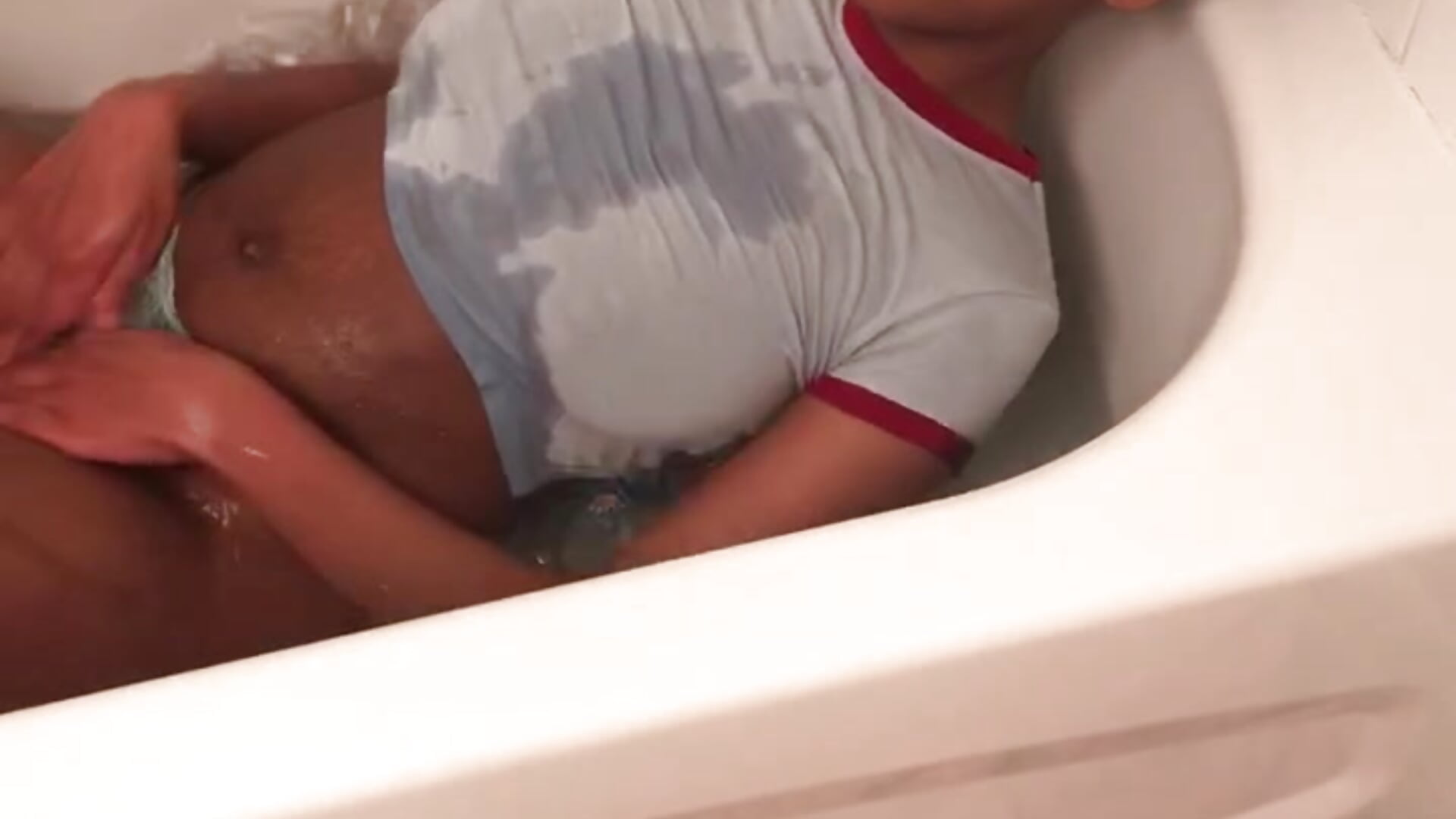 Wet tshirt - video by EatSweetMolly cam model