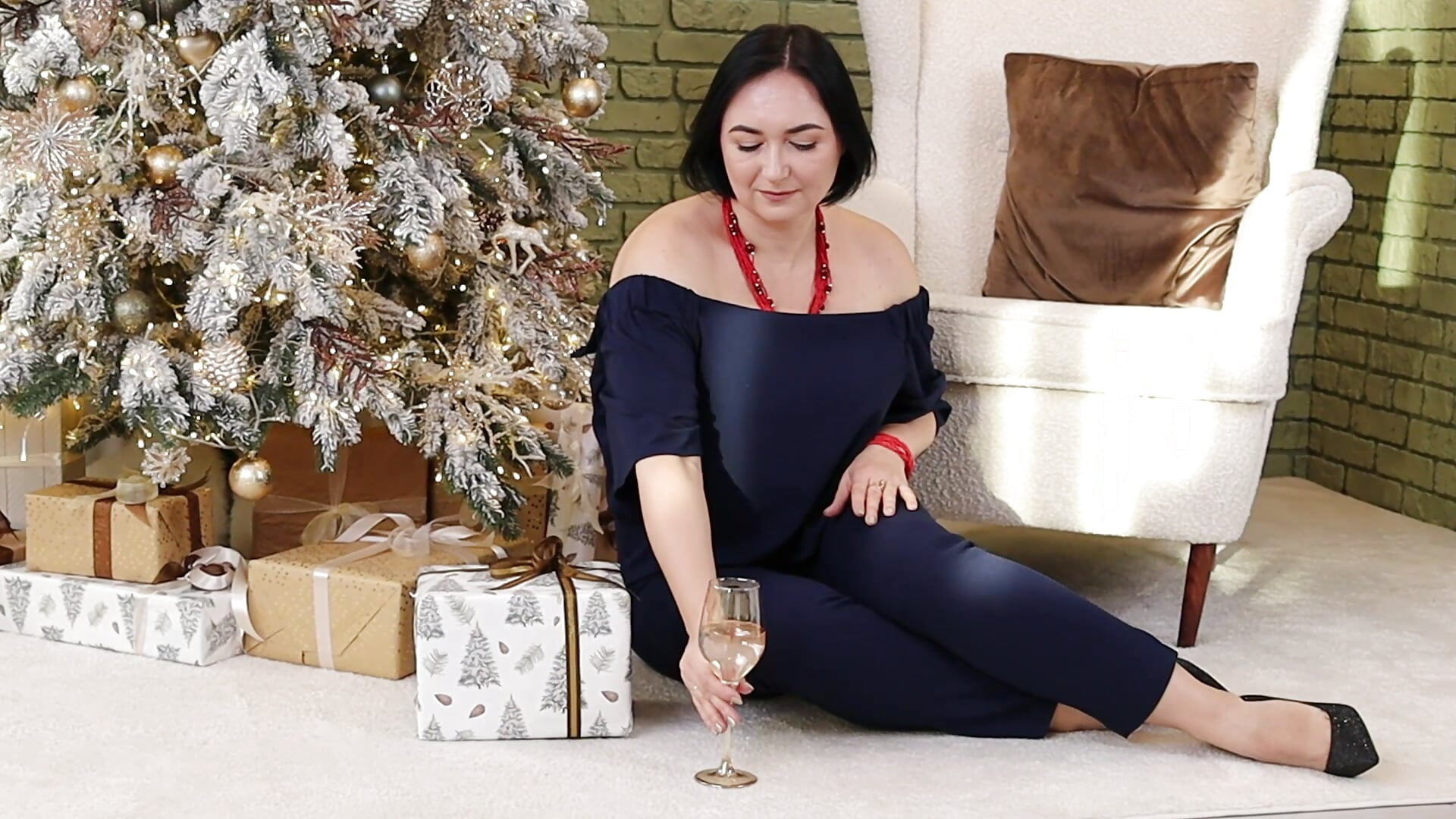 champagne for the holidays - video by _IvannaRich_ cam model