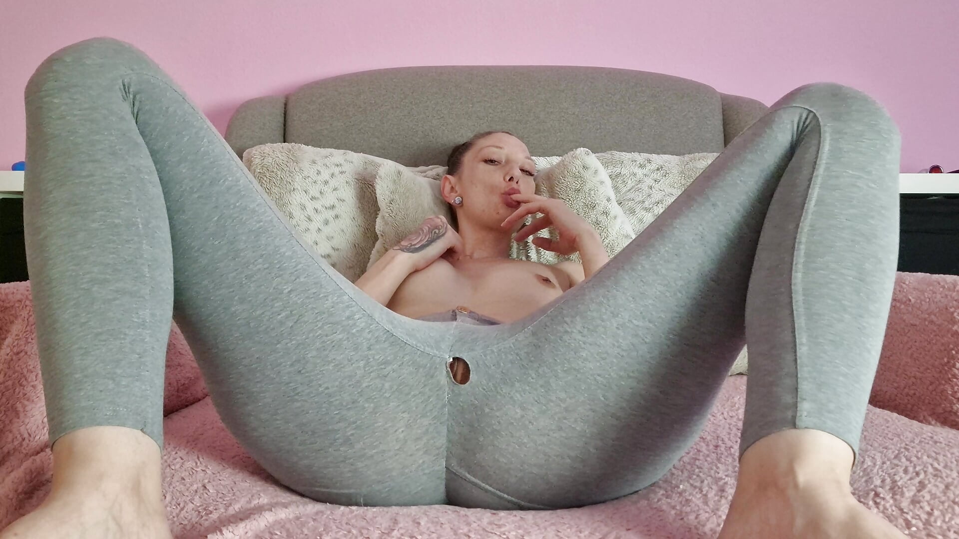 Wunschvideo Leggings zerreißen+Dirty Talk+Doppelpenetration - Hot-Svenja 캠 모델의 동영상