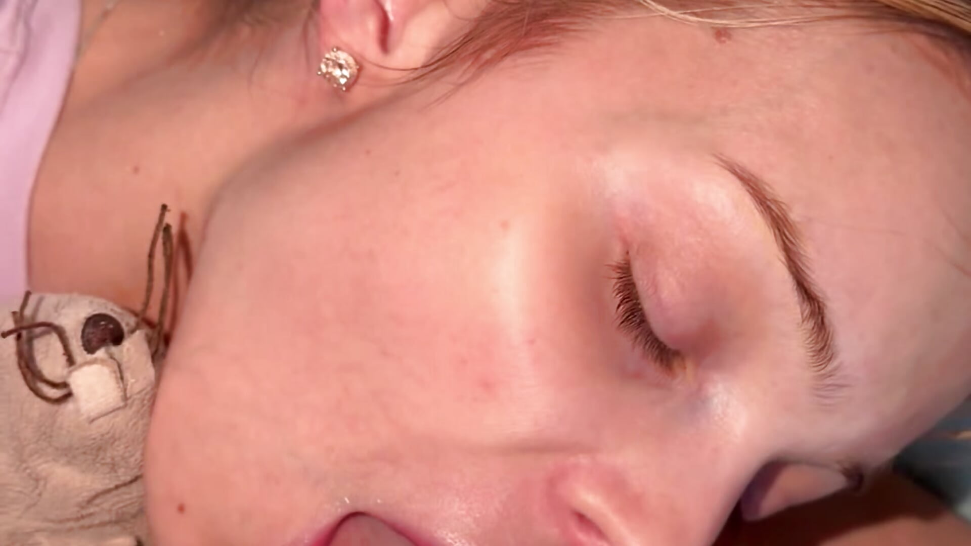 Ejac faciale en pyjama avec mes doudous sans maquillage filmé en POV - vidéo du modèle de showcams HannaXLove