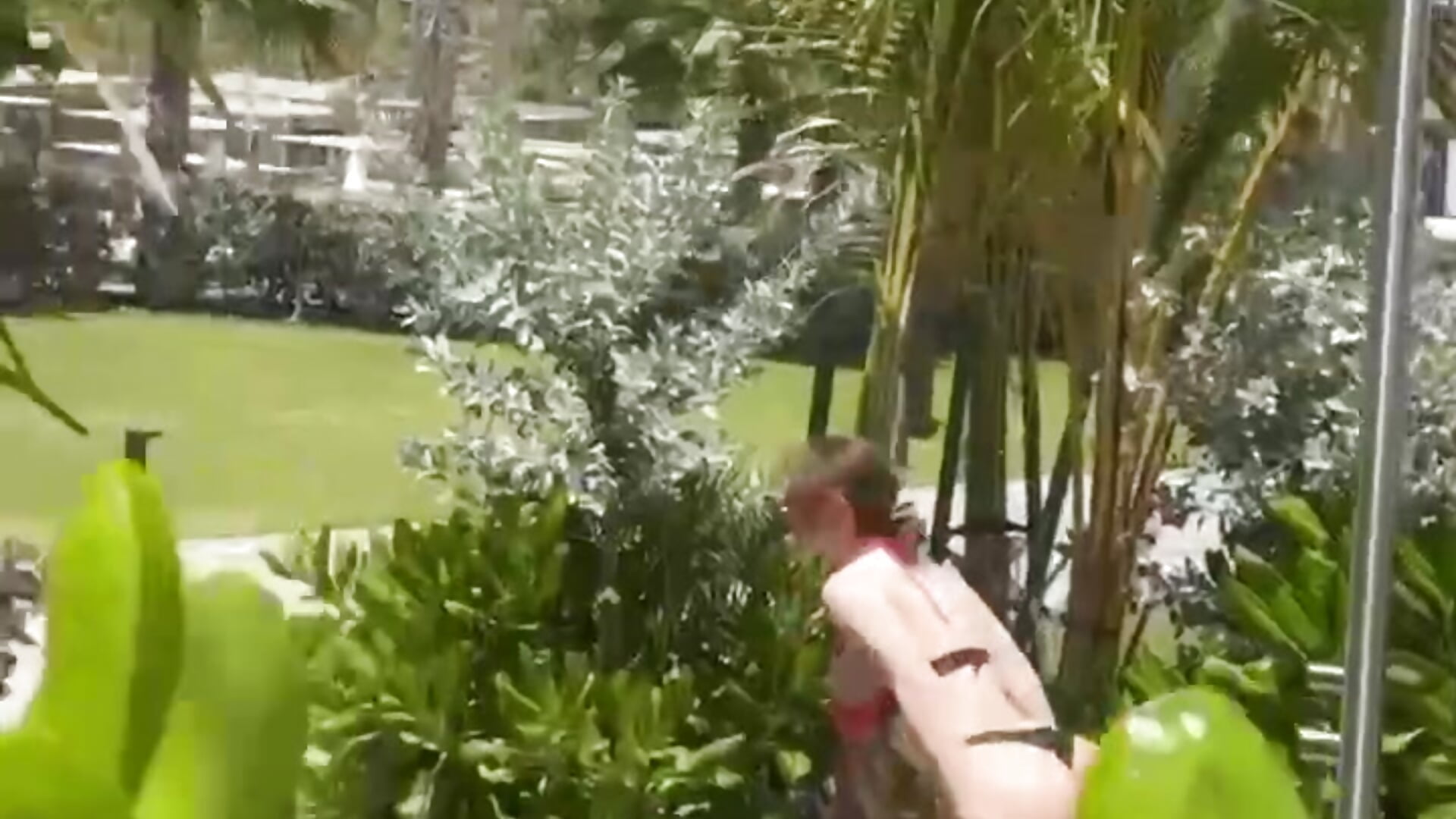 Douche à la plage twerk et je montre mes seins - video by HannaXLove cam model