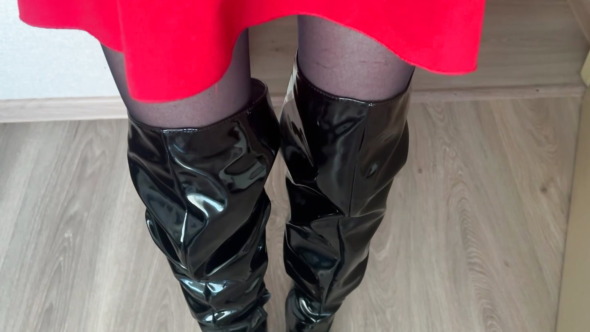 𝐋𝐚𝐭𝐞𝐱 𝐁𝐨𝐨𝐭𝐬 𝐨𝐯𝐞𝐫 𝐑𝐞𝐝 𝐃𝐫𝐞𝐬𝐬 - vídeo de la modelo de cam Mistress__Alice_