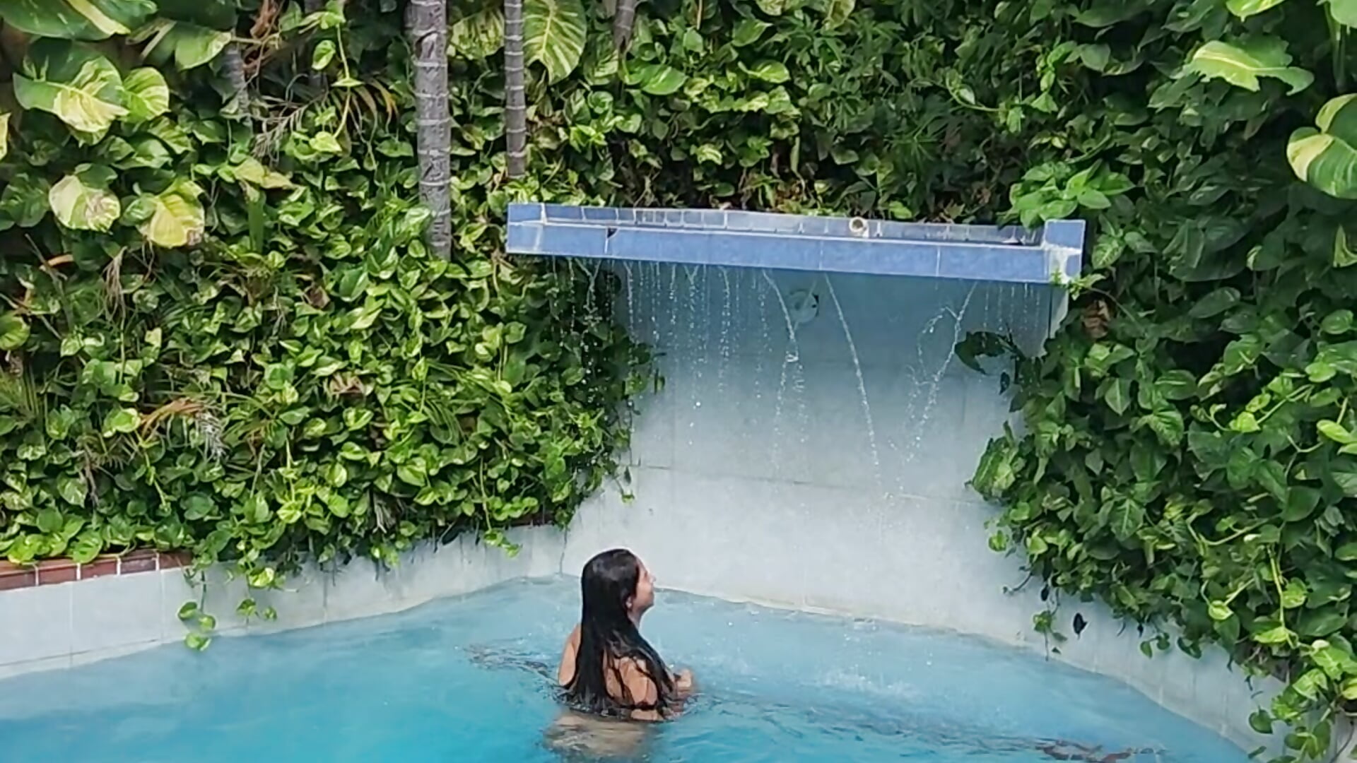 Full nude in private pool 🤭🍑🌻