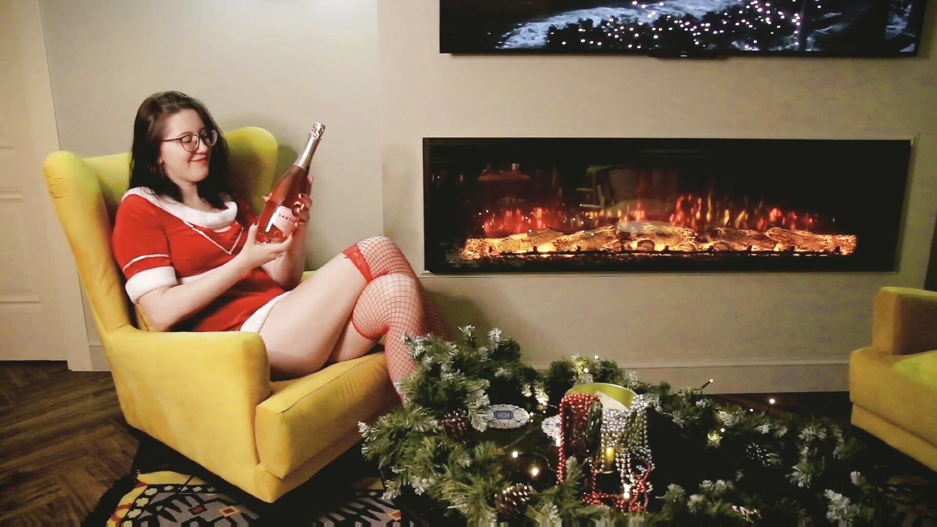 Magic with champagne. Pour you one glass? ;) - video by Charmy_Gracy cam model