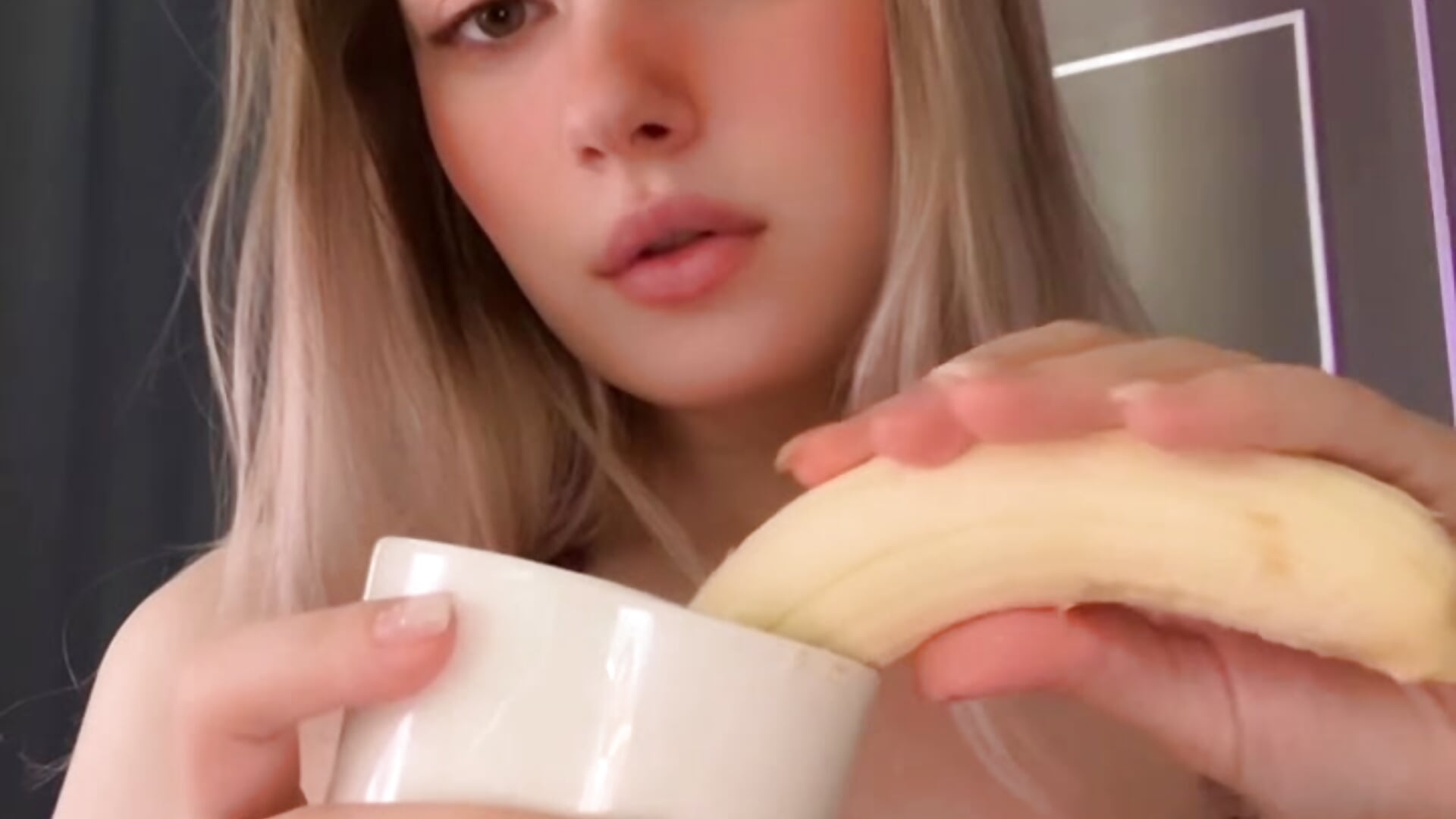 ASMR eating - βίντεο μοντέλου elinanortas