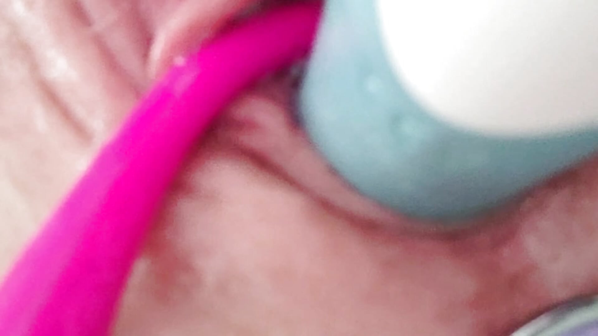 Watch me play with 3 toys - vidéo du modèle de showcams LiquidLeonie