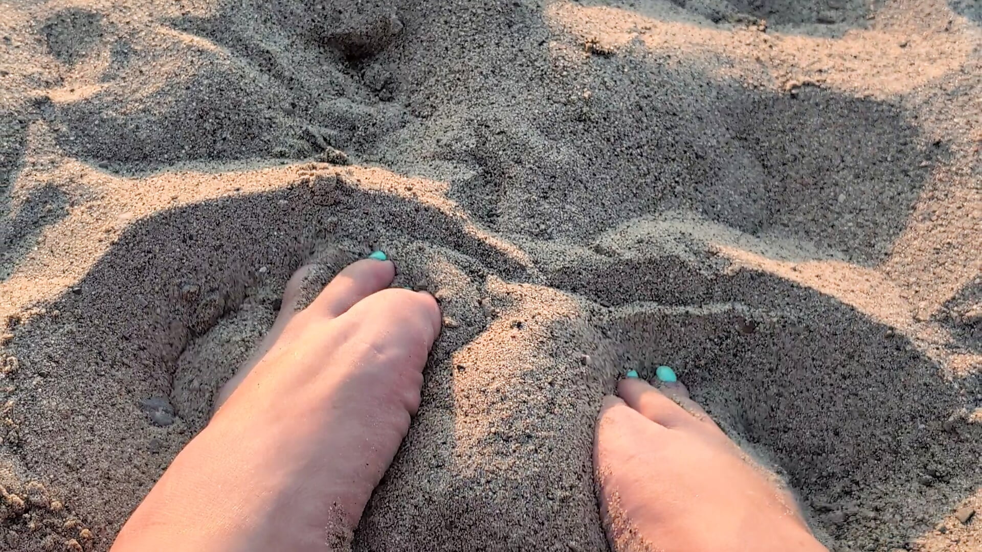 Sandy feet at the beach