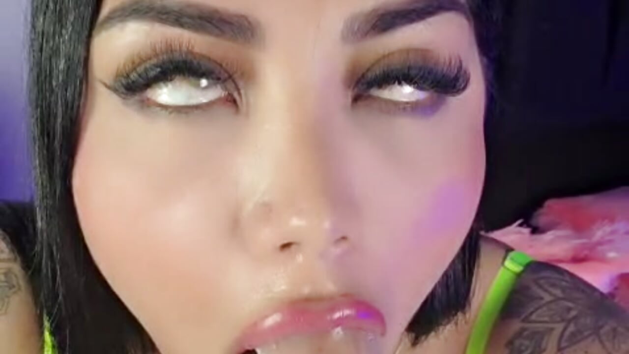 Come cum on my throat now please 💦 i want to feel ur cock on me now 🥵🤤 - vidéo du modèle de showcams sofiaa_riot