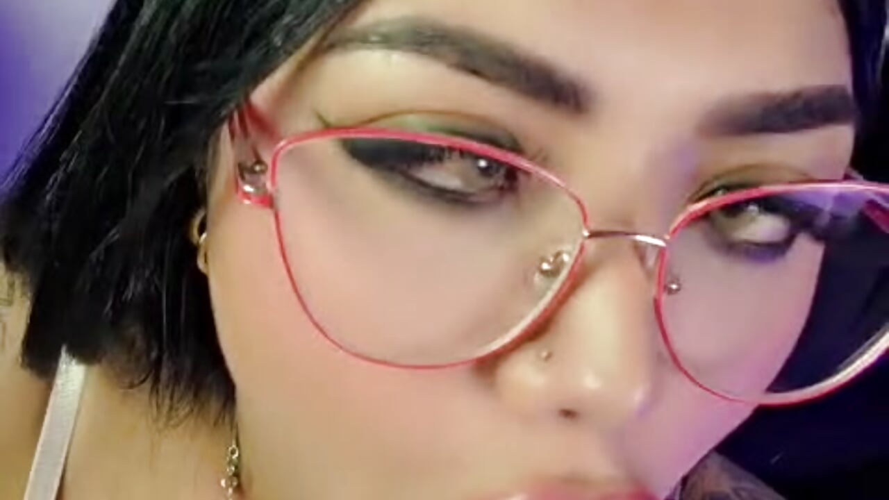 Cum on my pretty face - video by sofiaa_riot cam model