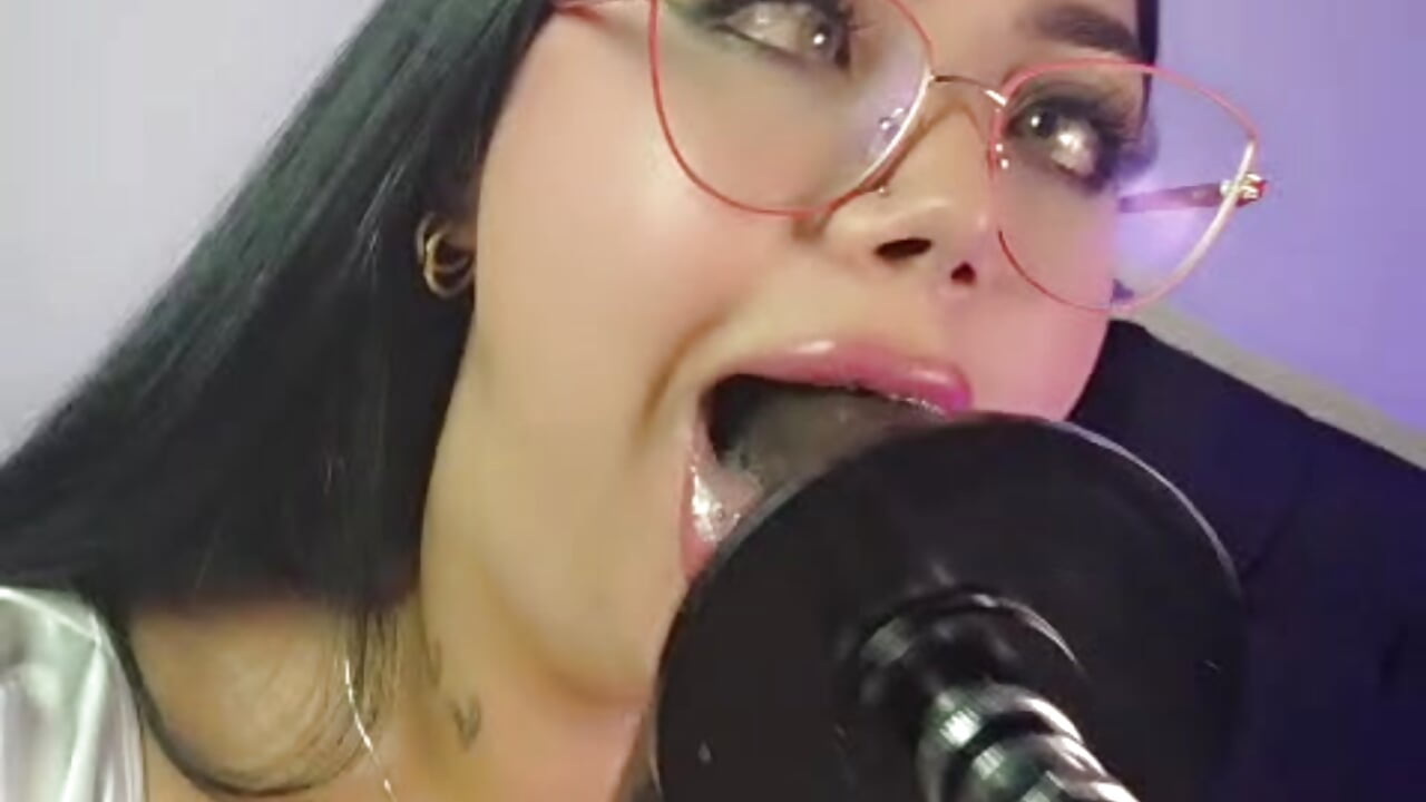 Come cum on my throat now please 💦 i want to feel ur cock on me now 🥵🤤 - video by sofiaa_riot cam model