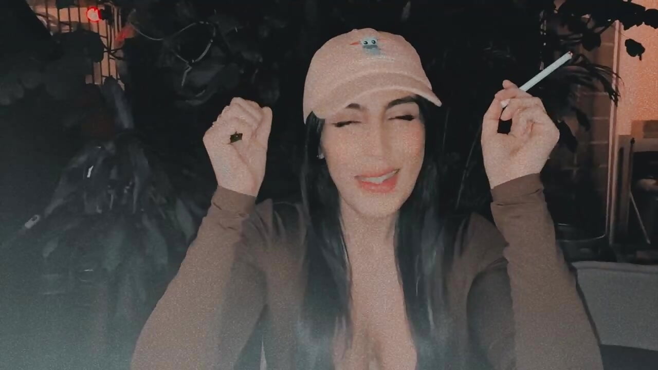 Smoking with me !!!! - βίντεο μοντέλου CorinVeil