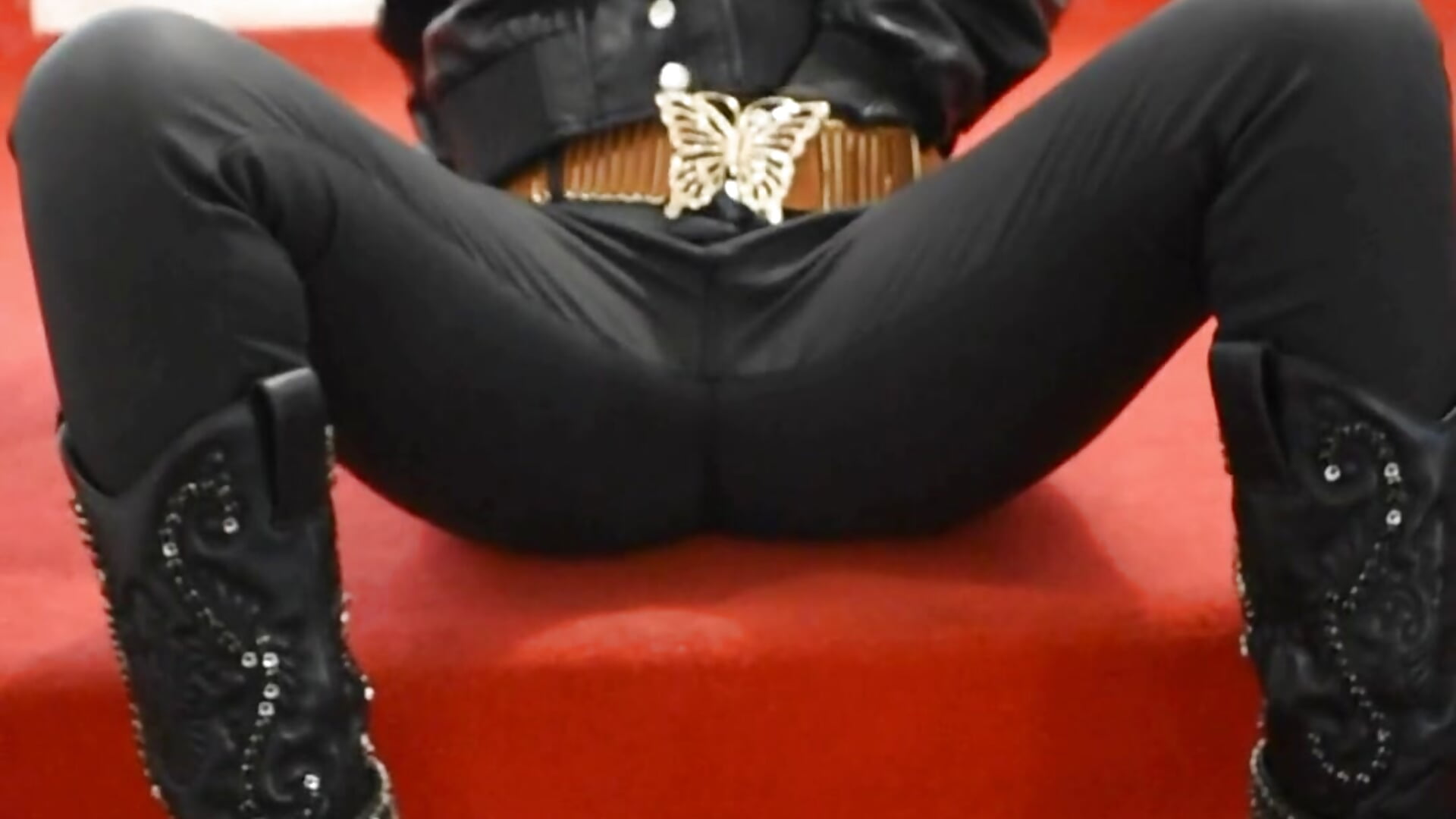 😈Masturbating my pussy under my pants🔥