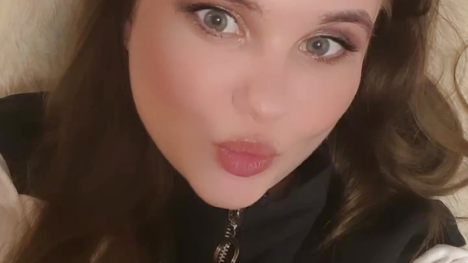 Kiss you - video by AlanaBrox cam model