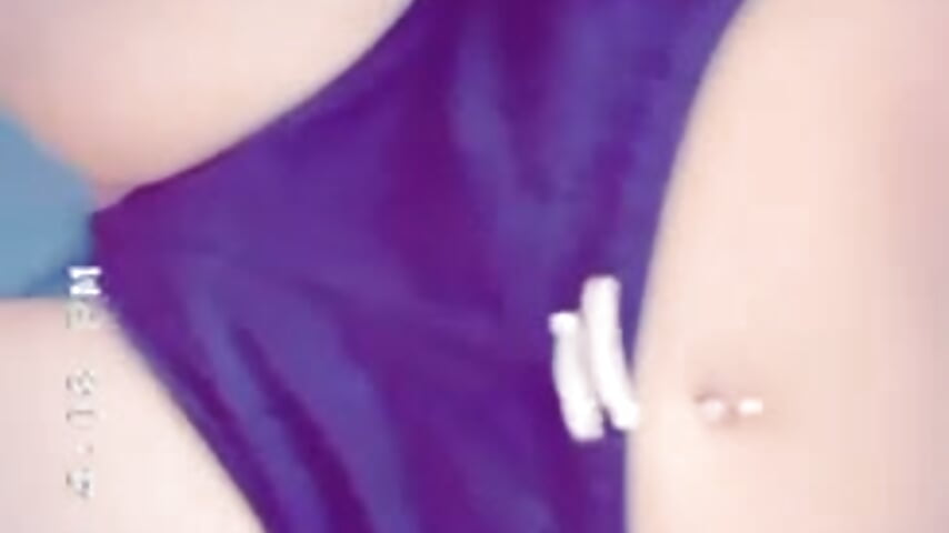 Flashing my pussy in shorts with my tits out 💦 - vídeo de PixieDiamond