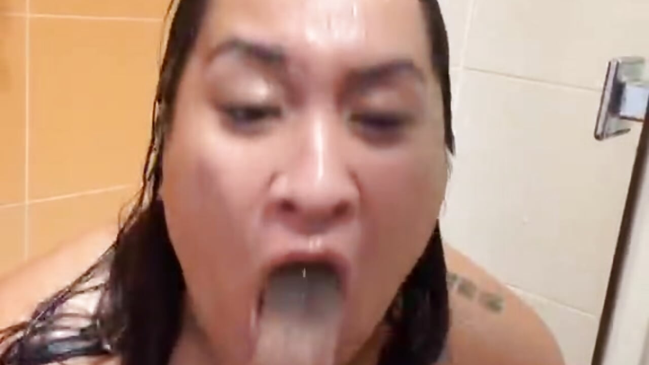 je suce un gode sous la douche!