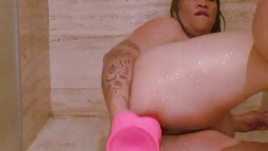 je me gode la chatte avec gode barbie sous la douche