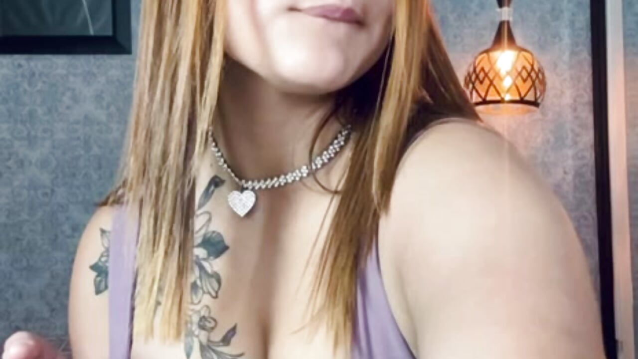 Leggings tight, sneakers on… ready for my hottest workout 🔥. - video by Emiily_W cam model