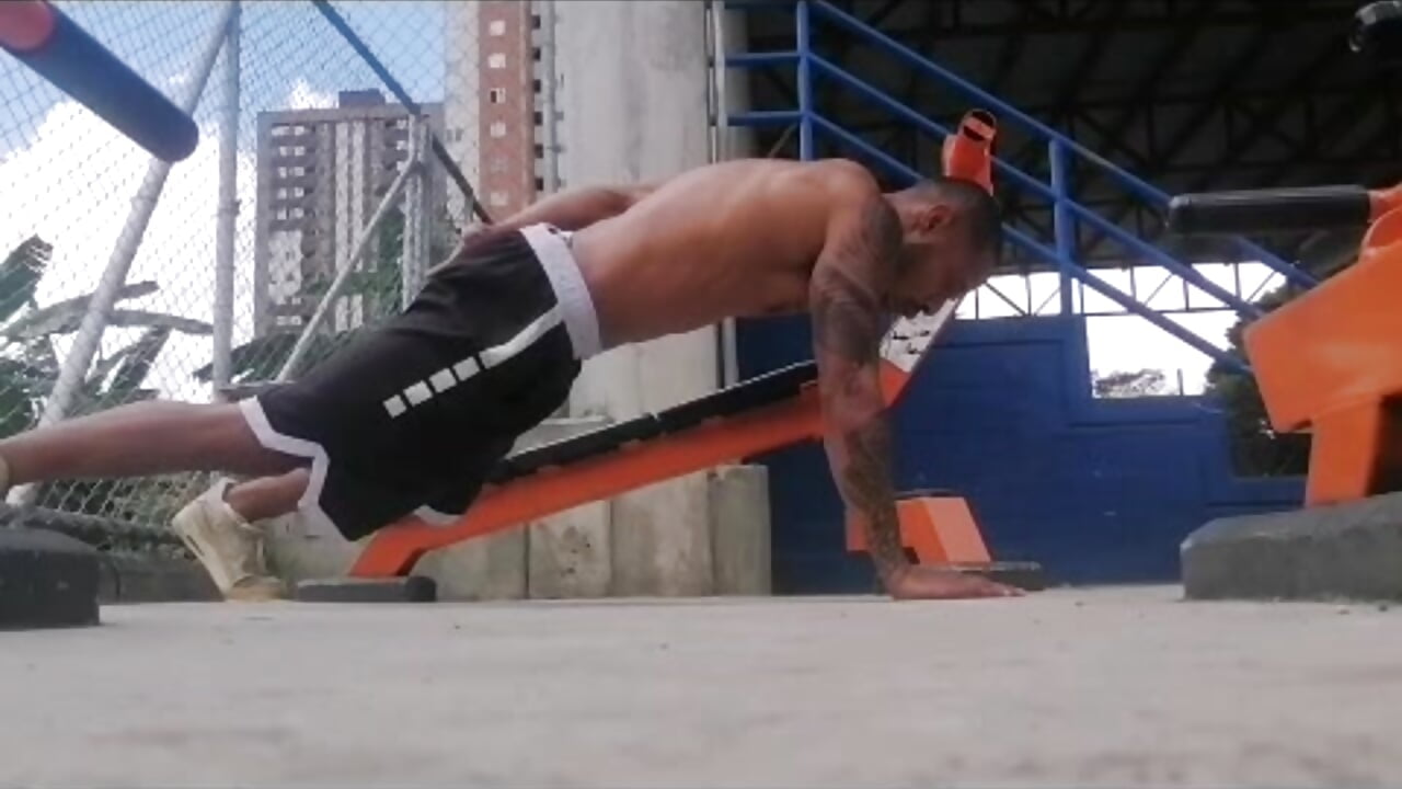 🔥Hot workout: every push-up brings me closer to you💪 - video di Sweet_Alessandre modella di cam