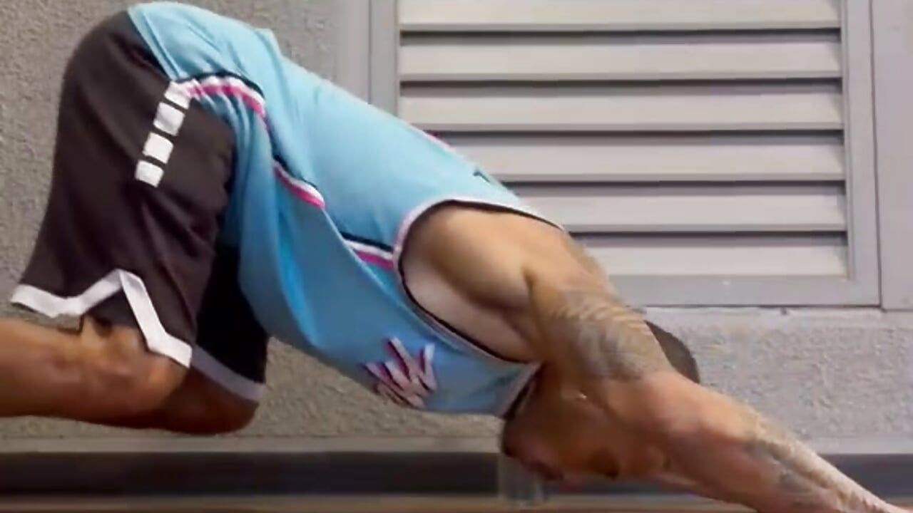 Push-ups down… attention up 😏💪🏻😈 – video modela na kameri Sweet_Alessandre